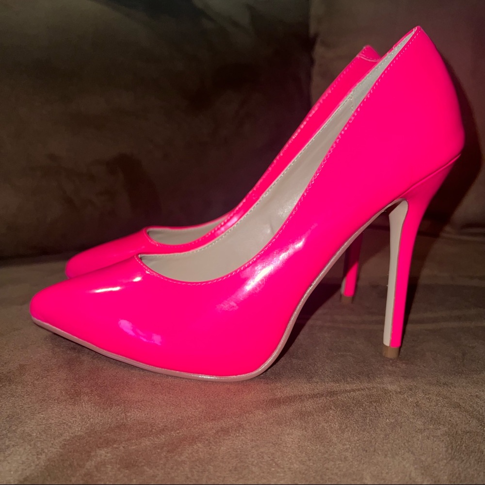 AMUSE 20, NEON HOT PINK PATENT